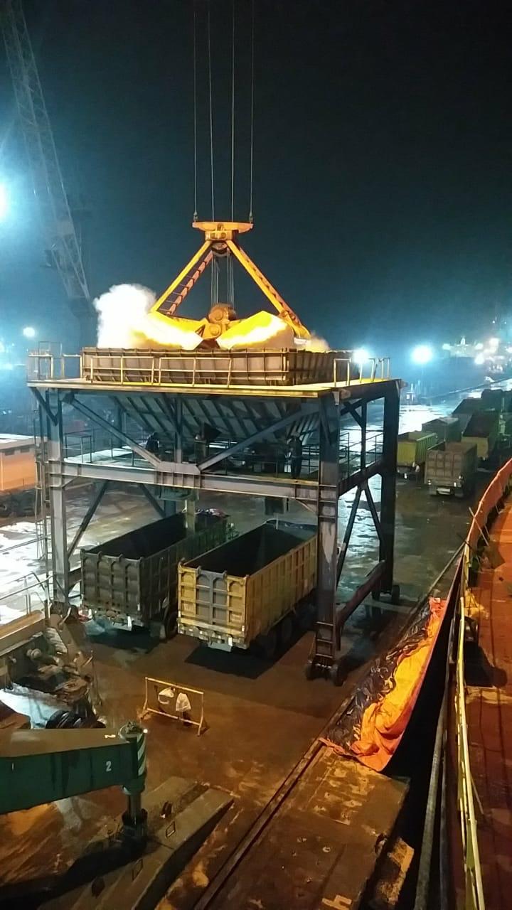 PAL night lifting operation with suspended industrial cargo